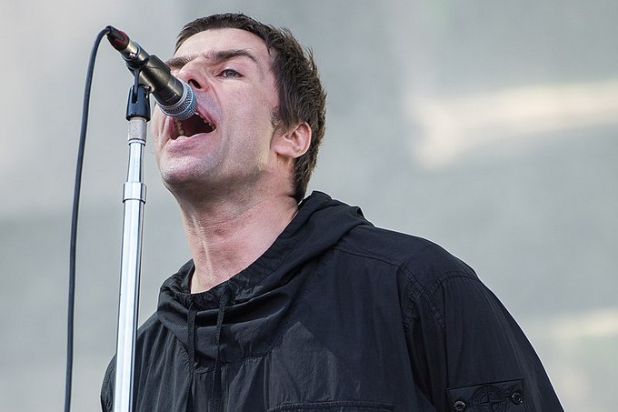 Представяш си го с двете ръце сключени отзад на кръста